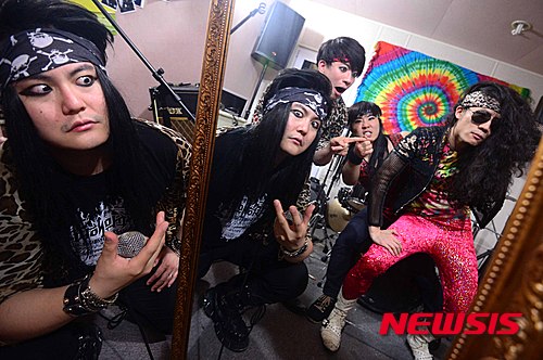 【서울=뉴시스】전신 기자 = 헤비메탈 밴드 '피해의식'이 8일 오후 서울 서교동 러브락컴퍼니에서 인터뷰 전 포즈를 취하고 있다. 떠오르는 한국의 헤비메탈 밴드 '피해의식'은 지난 2일 정규 1집 '헤비메탈 이스 백(Heavy metal is back)'을 발표했으며 '자유육식연맹' 총재로 더 잘 알려진 보컬 크로커다일과 DMOT등 언더그라운드 메탈 신에서 실력을 쌓아온 베테랑 기타리스트 손경호가 만나 결성한 팀이다. 2015.04.08.  photo1006@newsis.com 