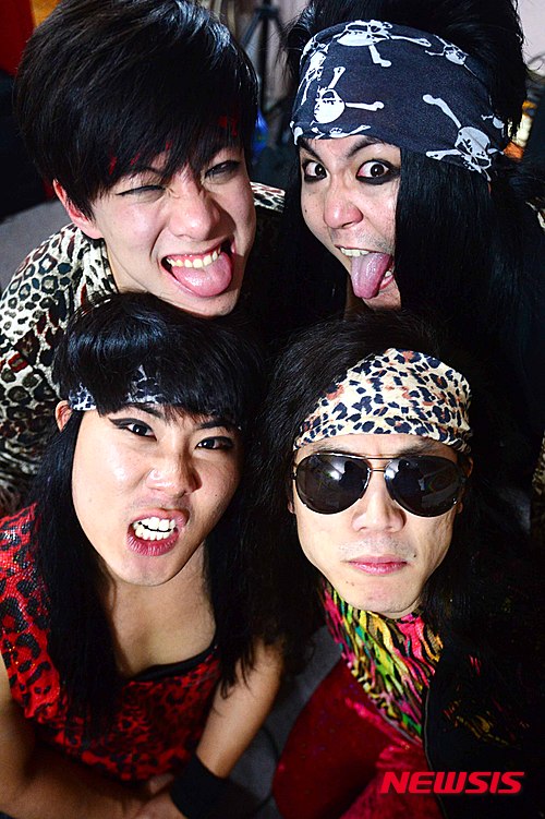 【서울=뉴시스】전신 기자 = 헤비메탈 밴드 '피해의식'이 8일 오후 서울 서교동 러브락컴퍼니에서 인터뷰 전 포즈를 취하고 있다. 떠오르는 한국의 헤비메탈 밴드 '피해의식'은 지난 2일 정규 1집 '헤비메탈 이스 백(Heavy metal is back)'을 발표했으며 '자유육식연맹' 총재로 더 잘 알려진 보컬 크로커다일과 DMOT등 언더그라운드 메탈 신에서 실력을 쌓아온 베테랑 기타리스트 손경호가 만나 결성한 팀이다. 2015.04.08.  photo1006@newsis.com 