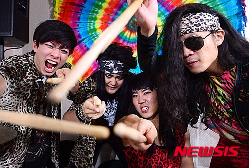 【서울=뉴시스】전신 기자 = 헤비메탈 밴드 '피해의식'이 8일 오후 서울 서교동 러브락컴퍼니에서 인터뷰 전 포즈를 취하고 있다. 떠오르는 한국의 헤비메탈 밴드 '피해의식'은 지난 2일 정규 1집 '헤비메탈 이스 백(Heavy metal is back)'을 발표했으며 '자유육식연맹' 총재로 더 잘 알려진 보컬 크로커다일과 DMOT등 언더그라운드 메탈 신에서 실력을 쌓아온 베테랑 기타리스트 손경호가 만나 결성한 팀이다. 2015.04.08.  photo1006@newsis.com 