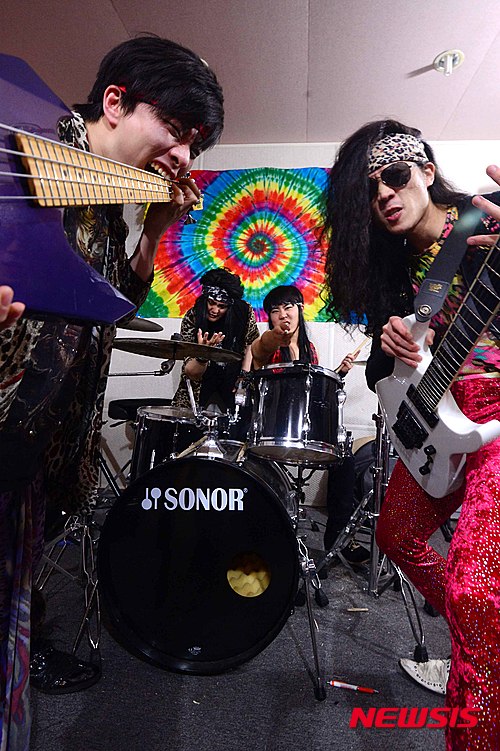 【서울=뉴시스】전신 기자 = 헤비메탈 밴드 '피해의식'이 8일 오후 서울 서교동 러브락컴퍼니에서 인터뷰 전 포즈를 취하고 있다. 떠오르는 한국의 헤비메탈 밴드 '피해의식'은 지난 2일 정규 1집 '헤비메탈 이스 백(Heavy metal is back)'을 발표했으며 '자유육식연맹' 총재로 더 잘 알려진 보컬 크로커다일과 DMOT등 언더그라운드 메탈 신에서 실력을 쌓아온 베테랑 기타리스트 손경호가 만나 결성한 팀이다. 2015.04.08.  photo1006@newsis.com 