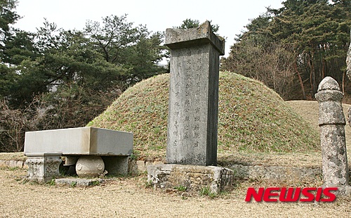 【진천=뉴시스】강신욱 기자 = 9일 충북 진천군 문백면 봉죽리에 있는 가사문학의 대가 송강 정철 묘소가 1665년 경기도 고양에서 이곳으로 이장된 지 350년이 된 가운데 이날 영일 정씨 문청공파 문중과 사우보존회에서는 사당인 정송강사에서 제향을 지냈다. 2015.04.09.&nbsp; ksw64@newsis.com 