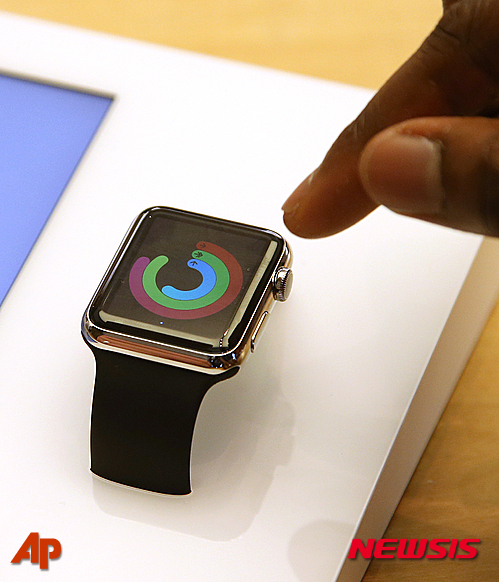 【시드니=AP/뉴시스】애플이 자체 스마트워치 애플워치의 온라인 예약을 시작한 10일 호주 소비자가 시드니에서 전시된 애플와치를 시연해보고 있다. 개당 349달러부터 시작하는 애플워치는 1만7000달러의 금장한 고급형까지 다양하게 출시될 예정이다. 2015.04.10 