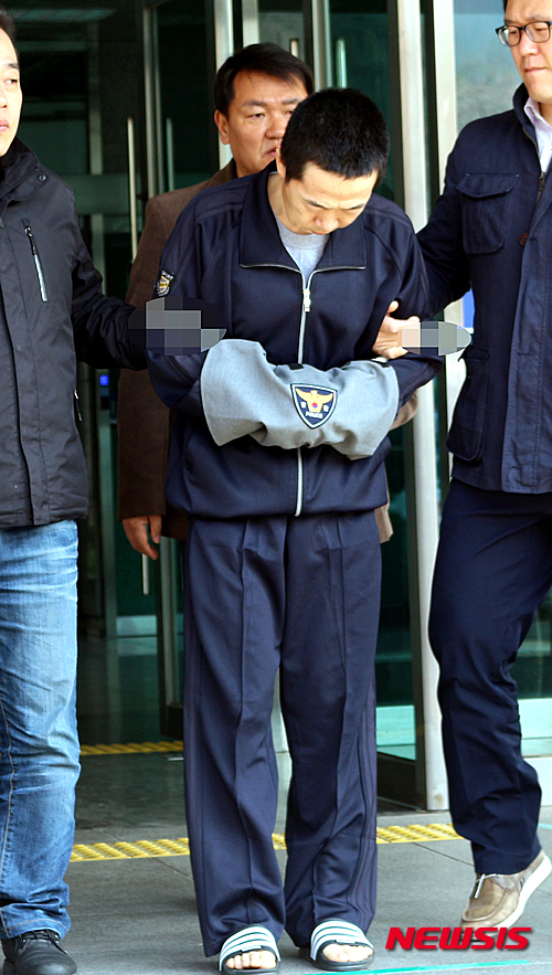【시흥=뉴시스】김도란 기자 = 경기 시화호 토막시신 사건 피의자 김하일(47·중국 국적)이 10일 구속 전 피의자심문(영장실질심사)를 받기 위해 시흥경찰서를 나면서 취재진의 질문을 받고 있다. 그는 아들에게 하고 싶은 말을 묻는 질문에 "할 말 없다"고 대답했다. 2015.04.10&nbsp; dorankim@newsis.com 
