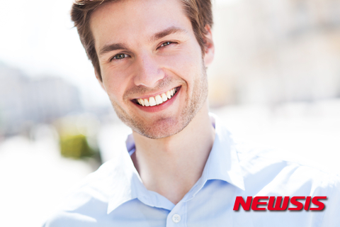 【서울=뉴시스】유희연 기자 = ‘꽃중년’ 열풍에 힘입어 트렌드에 민감한 중장년층 사이에서 ‘회춘성형’이 인기를 끌고 있다. 회춘성형은 실제 나이보다 어려 보이게 만드는 효과가 있는 시술을 말한다. 보톡스, 필러, 상안검·하안검, 안검하수, 안면거상술(페이스리프팅) 등이 대표적이다.&nbsp; lovely_jh@newsis.com 