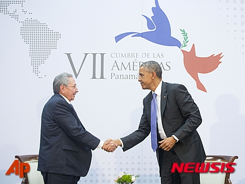 【파나마시티=AP/뉴시스】버락 오바마 미국 대통령(오른쪽)이 라울 카스트로 쿠바 대통령과 11일 파나마시티에서 역사적 정상회담에 앞서 악수를 하고 있다. 미주기구(OAS) 정상회담에 참가한 이들은 파나마시티의 한 작은 회의실에서 반세기 남짓만의 정상회담을 성사시켰다. 2015.4.12 
