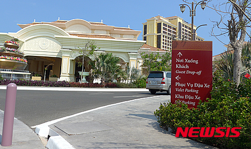 【호치민=뉴시스】홍춘봉 기자 = 개혁개방(도이모이)이후 베트남이 카지노 산업까지 개방하자 해외 1호 투자사인 캐나다 'ACDL 투자사'가 '동양의 진주'라는 붕타우 인근 휴양지 '호짱(HO TRAM)'에 6성급 호텔과 카지노, 수영장, 골프장 등의 1단계 복합리조트 단지 입구가 11일 햇살을 받아 환하게 빛나고 있다. 총 8조4000억원이 투자될 예정인 호짱 복합리조트단지에는 호텔 1만실과 대규모 쇼핑센터, 컨벤션 시설 등이 추가로 설치될 예정이며 베트남 정부는 이곳에 공항과 고속도로 등 교통인프라 시설을 지원할 것으로 알려졌다. 2015.04.12. casinohong@newsis.com