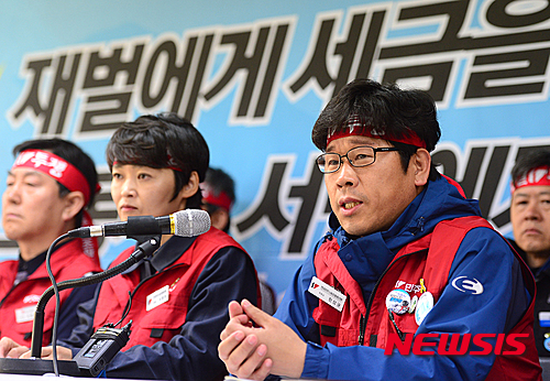 【서울=뉴시스】조성봉 기자 = 13일 오전 서울 중구 민주노총 대회의실에서 열린 민주노총 총파업 총투표 결과 발표기자회견에서 한상균(오른쪽) 민주노총 위원장이 총파업을 선포하고 있다.&nbsp; 민주노총은 84.35% 찬성으로 총파업을 가결시켰으며, 오는 24일 서울역에서 총파업 대회를 개최할 예정이다. 2015.04.13. suncho21@newsis.com 