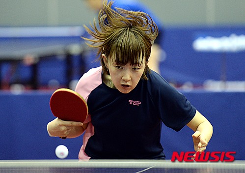 【서울=뉴시스】박영태 기자 = 중국 쑤저우에서 열리는 2015 세계탁구선수권에 나설 여자부 서효원이 13일 오후 서울 태릉선수촌에서 훈련을 하고 있다.&nbsp; 4월 26일부터 5월3일까지 중국 쑤저우에서 열리는 세계탁구선수권(개인전)에는 남녀 각 5명의 선수가 출전한다. 세계탁구선수권은 짝수 해에는 단체전, 홀수 해에는 개인전으로 펼쳐진다. 남자부는 주세혁 정영식 서현덕 김민석 이상수, 여자부는 서효원 양하은 박영숙 이시온 황지나가 출전하게 된다. 2015.04.13. since1999@newsis.com