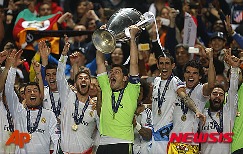 【리스본=AP/뉴시스】스페인 프로축구 레알마드리드가 2014~2015 유럽축구연맹(UEFA) 챔피언스리그 정상에 오를 확률이 가장 높다는 국제스포츠연구센터(CIES) 축구연구소 조사 결과가 나왔다. 사진은 지난해 5월25일 포르투갈 리스본에서 2013~2014 UEFA 챔피언스리그 우승컵을 들어올린 레알마드리드. 2015.04.14.