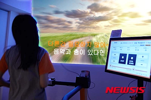 【서울=뉴시스】유희연 기자 = 연세대학교 운동과 에너지대사 실험실과 365mc휘트니스가 공동으로 20~30대 여성 8명을 대상으로 진행한 실험 결과, 노래를 부르면서 러닝머신(트레드밀)에서 30분간 빠르게 걸었을 때 그렇지 않은 경우에 비해 소모 칼로리가 평균 16㎉, 최대 55㎉ 더 높은 것으로 나타났다. lovely_jh@newsis.com