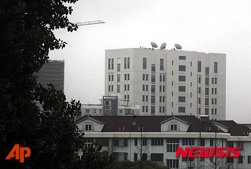 【상하이=AP/뉴시스】미 보안업체 크라우드스트라이크가 최근 언론에 "자신의 회사가 '허리케인 팬더(Hurricane Panda)'라고 불리는 중국 해킹 그룹이 미국의 한 회사를 해킹하려는 시도를 저지하는 데 성공했다"고 뒤늦게 밝혔다고 13일 언론이 전했다. 지난 2013년 5월31일 상하이 외곽에 있는 한 부대 건물로, 중국 해킹 부대인 61398부대 건물로 추정된다. 미국 정부는 이 부대를 '중국 정부 명령에 따라 움직이는 기업 대상 스파이 조직'으로 보고 있다. 미국 연방 대배심은 작년 5월 이 부대 소속 장교 5명이 31차례에 걸쳐 태양광, 원전 등 미국 기업 6곳을 해킹했다면서 사이버 범죄 혐의로 기소했다. 2015.04.14 