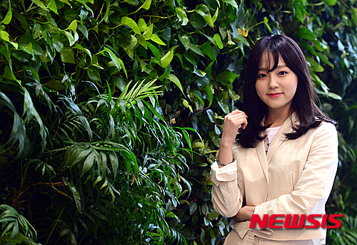 【서울=뉴시스】조성봉 기자 = MBC드라마 '앵그리맘'에서 열연중인 배우 윤예주가 14일 오후 서울 중구 남산스퀘어 뉴시스 본사에서 인터뷰를 하기 전 포즈를 취하고 있다. 2015.04.15.&nbsp; sncho21@newsis.com