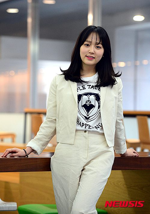 【서울=뉴시스】조성봉 기자 = MBC드라마 '앵그리맘'에서 오아란(김유정)의 절친 진이경 역으로 열연한 배우 윤예주가 14일 오후 서울 중구 남산스퀘어 뉴시스 본사에서 인터뷰를 하기 전 포즈를 취하고 있다. 2015.04.15.&nbsp; sncho21@newsis.com