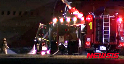 【서울=뉴시스】조성봉 기자 = 14일 오후 8시 인천국제공항에서 출발해 일본 히로시마현 히로시마공항으로 향한 아시아나항공 여객기(에어버스 A320)가 활주로를 벗어나 착륙했다. 일본 국토교통성은 일본인 3명이 타박상을 입는 등 최소 23명이 다쳤으나 생명에는 지장이 없다고 밝혔다. 2015.04.10.(사진=NHK 화면캡쳐) photo@newsis.com