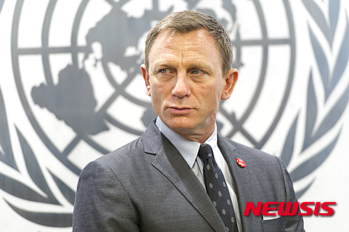 【뉴욕=뉴시스】노창현 특파원 = 반기문 유엔 사무총장이 14일 '007 제임스 본드'로 잘 알려진 영국 배우 다니엘 크레이그(48)를 '유엔 지구촌 지뢰 폭발물 제거 대변인(UN Global Advocate for the Elimination of Mines and Explosive Hazards)으로 임명했다. 반 총장은 "007은 살인 면허를 갖고 있지만 오늘부터 우리는 그에게 구조 면허를 부여한다"고 재치있게 말했다. 2015.04.14. <사진=UN본부 제공>&nbsp; robin@newsis.com