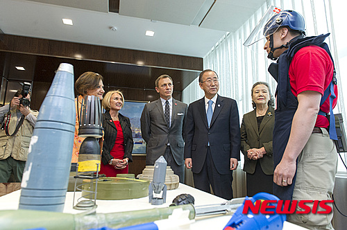 【뉴욕=뉴시스】노창현 특파원 = 반기문 유엔 사무총장이 14일 '007 제임스 본드'로 잘 알려진 영국 배우 다니엘 크레이그(48)를 '유엔 지구촌 지뢰 폭발물 제거 대변인(UN Global Advocate for the Elimination of Mines and Explosive Hazards)으로 임명했다. 반 총장은 "007은 살인 면허를 갖고 있지만 오늘부터 우리는 그에게 구조 면허를 부여한다"고 재치있게 말했다. 2015.04.14. <사진=UN본부 제공>&nbsp; robin@newsis.com