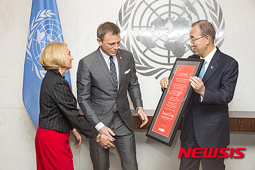 【뉴욕=뉴시스】노창현 특파원 = 반기문 유엔 사무총장이 14일 '007 제임스 본드'로 잘 알려진 영국 배우 다니엘 크레이그(48)를 '유엔 지구촌 지뢰 폭발물 제거 대변인(UN Global Advocate for the Elimination of Mines and Explosive Hazards)으로 임명했다. 반 총장은 "007은 살인 면허를 갖고 있지만 오늘부터 우리는 그에게 구조 면허를 부여한다"고 재치있게 말했다. 2015.04.14. <사진=UN본부 제공>&nbsp; robin@newsis.com