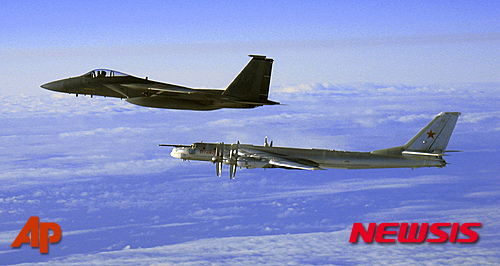 【앵커리지=AP/뉴시스】지난 2006년 9월28일 알래스카주 앵커리지에서 미 공군 소속 F-15C 전투기(왼쪽)가 알래스카주 인근 해역 상공에서 훈련 중인 러시아의 Tu-95 폭격기 옆을 비행하고 있는 모습. 2015.04.15