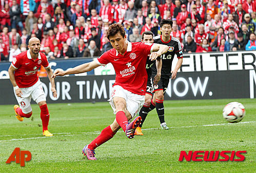 【마인츠=AP/뉴시스】독일 프로축구 분데스리가에서 활약 중인 구자철(26·마인츠)이 팀에 강등 위기가 찾아올 수 있음을 경고했다. 사진은 지난 11일(한국시간) 마인츠에서 열린 레버쿠젠과의 2014~2015 분데스리가 28라운드에서 페널티킥을 차는 구자철. 2015.04.15.
