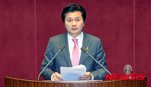 【서울=뉴시스】서재훈 기자 = 제332회 국회(임시회) 본회의가 열린 15일 오후 서울 여의도 국회 본회의장에서 심학봉 새누리당 의원이 대정부질문을 하고 있다. 2015.04.15. jhseo@newsis.com