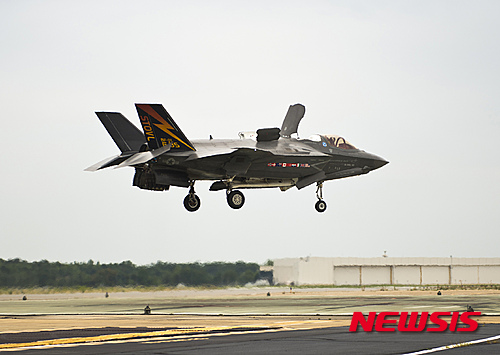 【서울=뉴시스】미국에서 록히드마틴사가 개발한 F-35기의 해병대용 수직이착륙기인 F-35B가 퇴역 대상인 A-10기종보다 지상 화력 지원 성능이 크게 뛰어나지 않다는 지적이 제기됐다. 14일(현지시간) 미군 기관지 성조지에 따르면 마이클 길모어 국방부 작전시험평가국장은 하원 군사위원회 청문회에 보낸 질의 답변서에서 이같이 밝혔다. 록히드마틴사가 제공한 사진으로, F-35B 시제기가 2009년 3월 파투샌트 리버 해군항공기지에서 수직 착륙 실험을 하고 있는 모습. (사진제공:록히드마틴) 2015.04.15 