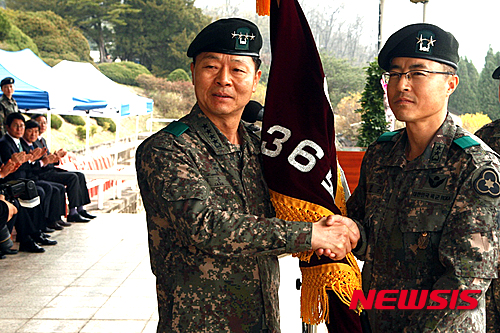 【원주=뉴시스】김영준 기자 = 15일 육군 제36사단장 이·취임식이 부대 연병장에서 거행된 가운데 신임 사단장 구원근 소장이 제1야전군사령관 장준규 대장으로부터 사단기를 인수받고 있다. 2015.04.15. (사진=육군 제36사단장 제공)&nbsp; kyj0307@newsis.com 