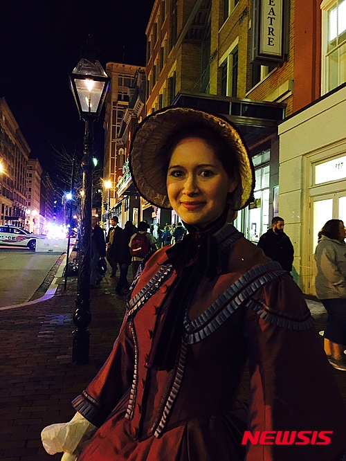 【뉴욕=뉴시스】노창현 특파원 = 미국 역사상 가장 위대한 인물로 추앙되는 에이브러햄 링컨(1809~1865) 사망 150주기를 맞아 저격 현장인 워싱턴 DC의 포드 극장과 그가 숨을 거둔 페터슨 하우스가 언론에 공개됐다. 미국의 16대 대통령 에이브러햄 링컨은 1865년 4월14일 밤 포드 극장에서 연극을 관람하다가 존 윌크스 부스의 총을 맞고 이튿날 아침 타계했다. 14일과 15일 특별공개된 전시실엔 암살 당시 입은 링컨의 코트와 저격범 존 부스의 권총, 장례식 때 덮은 성조기 저격 순간 앉아 있었던 링컨의 붉은색 의자 등이 눈길을 끌었다. 사진은 포드 극장 앞에서 당시 복장을 입은 자원봉사자. 2015.04.15. <사진=Newsroh.com 제공>&nbsp; robin@newsis.com