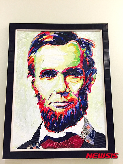 【뉴욕=뉴시스】노창현 특파원 = 미국 역사상 가장 위대한 인물로 추앙되는 에이브러햄 링컨(1809~1865) 사망 150주기를 맞아 저격 현장인 워싱턴 DC의 포드 극장과 그가 숨을 거둔 페터슨 하우스가 언론에 공개됐다. 미국의 16대 대통령 에이브러햄 링컨은 1865년 4월14일 밤 포드 극장에서 연극을 관람하다가 존 윌크스 부스의 총을 맞고 이튿날 아침 타계했다. 14일과 15일 특별공개된 전시실엔 암살 당시 입은 링컨의 코트와 저격범 존 부스의 권총, 장례식 때 덮은 성조기 저격 순간 앉아 있었던 링컨의 붉은색 의자 등이 눈길을 끌었다. 사진은 포드 극장에 전시된 링컨 초상화. 2015.04.15. <사진=Newsroh.com 제공>&nbsp; robin@newsis.com