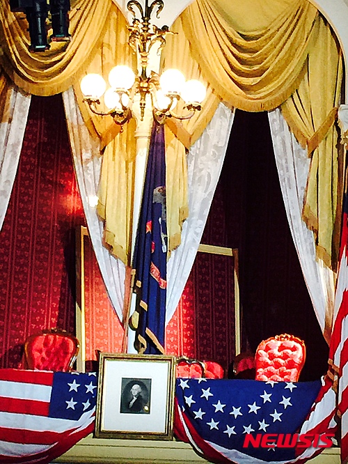 【뉴욕=뉴시스】노창현 특파원 = 미국 역사상 가장 위대한 인물로 추앙되는 에이브러햄 링컨(1809~1865) 사망 150주기를 맞아 저격 현장인 워싱턴 DC의 포드 극장과 그가 숨을 거둔 페터슨 하우스가 언론에 공개됐다. 미국의 16대 대통령 에이브러햄 링컨은 1865년 4월14일 밤 포드 극장에서 연극을 관람하다가 존 윌크스 부스의 총을 맞고 이튿날 아침 타계했다. 14일과 15일 특별공개된 전시실엔 암살 당시 입은 링컨의 코트와 저격범 존 부스의 권총, 장례식 때 덮은 성조기 저격 순간 앉아 있었던 링컨의 붉은색 의자 등이 눈길을 끌었다. 사진은 링컨이 저격된 발코니석. 2015.04.15. <사진=Newsroh.com 제공>&nbsp; robin@newsis.com