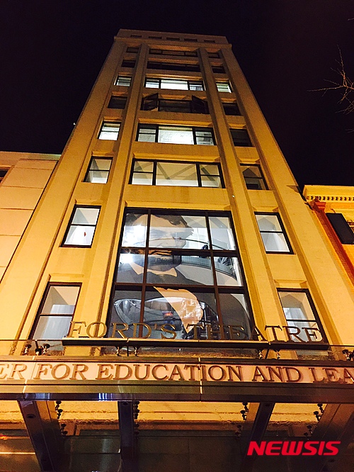 【뉴욕=뉴시스】노창현 특파원 = 미국 역사상 가장 위대한 인물로 추앙되는 에이브러햄 링컨(1809~1865) 사망 150주기를 맞아 저격 현장인 워싱턴 DC의 포드 극장과 그가 숨을 거둔 페터슨 하우스가 언론에 공개됐다. 미국의 16대 대통령 에이브러햄 링컨은 1865년 4월14일 밤 포드 극장에서 연극을 관람하다가 존 윌크스 부스의 총을 맞고 이튿날 아침 타계했다. 14일과 15일 특별공개된 전시실엔 암살 당시 입은 링컨의 코트와 저격범 존 부스의 권총, 장례식 때 덮은 성조기 저격 순간 앉아 있었던 링컨의 붉은색 의자 등이 눈길을 끌었다. 역사 교육 뮤지엄으로 재탄생한 포드 극장 외관. 2015.04.15. <사진=Newsroh.com 제공>&nbsp; robin@newsis.com