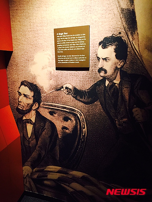 【뉴욕=뉴시스】노창현 특파원 = 미국 역사상 가장 위대한 인물로 추앙되는 에이브러햄 링컨(1809~1865) 사망 150주기를 맞아 저격 현장인 워싱턴 DC의 포드 극장과 그가 숨을 거둔 페터슨 하우스가 언론에 공개됐다. 미국의 16대 대통령 에이브러햄 링컨은 1865년 4월14일 밤 포드 극장에서 연극을 관람하다가 존 윌크스 부스의 총을 맞고 이튿날 아침 타계했다. 14일과 15일 특별공개된 전시실엔 암살 당시 입은 링컨의 코트와 저격범 존 부스의 권총, 장례식 때 덮은 성조기 저격 순간 앉아 있었던 링컨의 붉은색 의자 등이 눈길을 끌었다. 사진은 저격 순간을 묘사한 그림. 2015.04.15. <사진=Newsroh.com 제공>&nbsp; robin@newsis.com