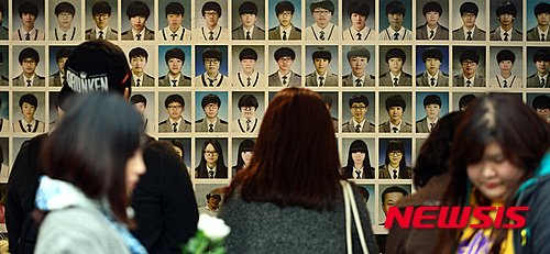 【서울=뉴시스】강진형 기자 = 세월호 참사 1주기인 16일 오후 서울 종로구 세종로 광화문 광장에 마련된 세월호 희생자 분향소를 찾은 시민들이 헌화를 하고 있다. 2015.04.16.&nbsp;&nbsp; marrymero@newsis.com