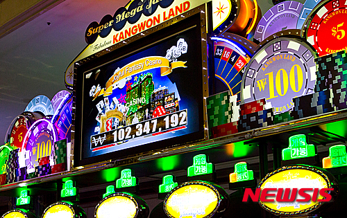 【정선=뉴시스】홍춘봉 기자 = 강원 정선군 강원랜드 슬롯머신 가운데 최고 당첨금을 자랑하는 슈퍼 메가잭팟 프로그래시브 슬롯머신이 지난 16일 1억원이 넘는 금액으로 리셋된 금액이 슬롯머신 액정에 표기되어 있다. 강원랜드의 사상 최고 당첨금인 슈퍼 메가잭팟은 지난 15일 오전11시23분께 손톱에 황금색 메니큐어를 바른 양모(58)씨에 의해 8억9730만원 짜리로 터졌다. 2015.04.17. (사진=강원랜드 제공) photo@newsis.com