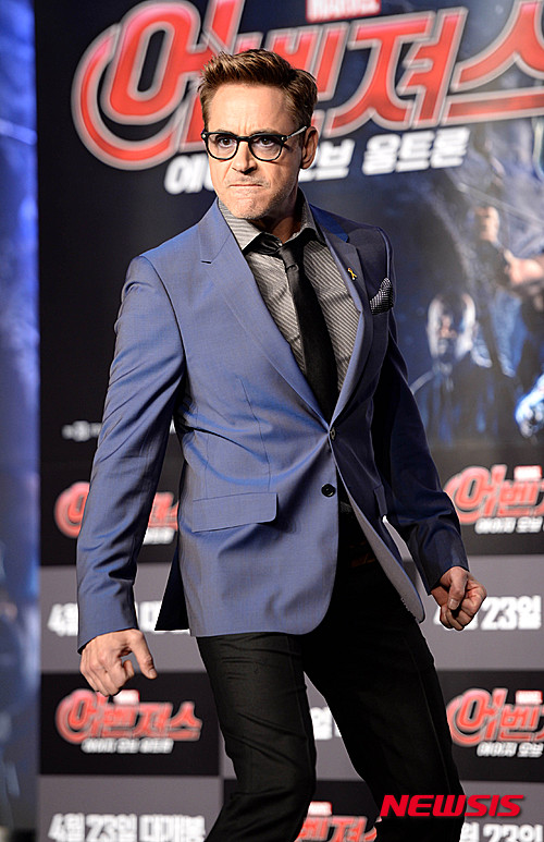【서울=뉴시스】고범준 기자 = 배우 로버트 다우니 주니어가 17일 오전 서울 영등포구 여의도동 콘래드서울에서 열린 영화 '어벤져스:에이지 오브 울트론' 내한 기자회견에서 포토타임을 갖고 있다. 2015.04.17.&nbsp; bjko@newsis.com