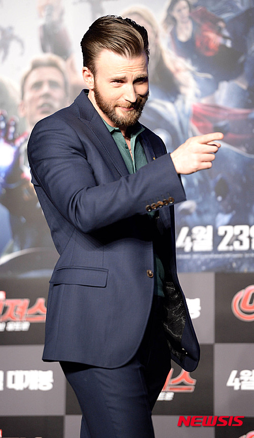 【서울=뉴시스】고범준 기자 = 배우 크리스 에반스가 17일 오전 서울 영등포구 여의도동 콘래드서울에서 열린 영화 '어벤져스:에이지 오브 울트론' 내한 기자회견에서 포토타임을 갖고 있다. 2015.04.17.&nbsp; bjko@newsis.com