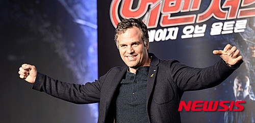 【서울=뉴시스】고범준 기자 = 배우 마크 러팔로가 17일 오전 서울 영등포구 여의도동 콘래드서울에서 열린 영화 '어벤져스:에이지 오브 울트론' 내한 기자회견에서 포토타임을 갖고 있다. 2015.04.17.&nbsp; bjko@newsis.com