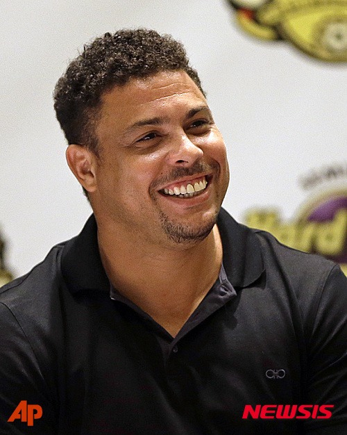 【할리우드=AP/뉴시스】은퇴한 브라질 축구스타 호나우두(39)가 크리스티아누 호날두(30)와 발을 맞춰보고 싶다는 소망을 전했다. 사진은 지난 1월15일 미국 플로리다주 할리우드에서 열린 북미축구리그(NASL) 포트로더데일 스트라이커스의 기자회견에 나선 구단주 호나우두의 모습. 2015.04.19.