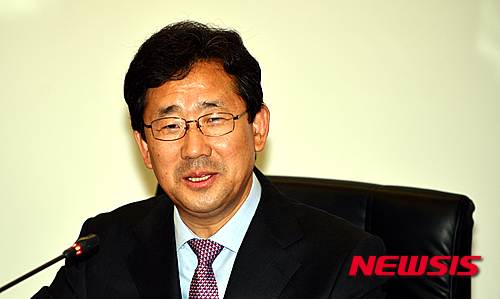 【광주=뉴시스】류형근 기자 = 20일 오후 광주 북구 광주비엔날레재단에서 박양우 대표가 '광주비엔날레 새 CI와 혁신 방안'에 대해 발표하고 있다. 2015.04.20.&nbsp; hgryu77@newsis.com 