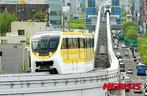 【대구=뉴시스】박문호 기자 = 세계 최초로 장거리 무인 운영되는 대구 도시철도 3호선 개통을 하루 앞둔 22일 오후 지상 11m 높이에서 대구 도심을 감상하며 달리는 모노레일 '하늘 열차'(Sky Rail)가 마지막 시운전을 하고 있다. 대구도시철도 3호선은 북구 동호동에서 수성구 범물동을 편도(23.95㎞) 30개 역사를 48분30초만에 연결한다. 매일 오전 5시30분부터 밤12시까지 출퇴근 시간에는 5분, 나머지 시간대는 7분 간격으로 운행한다. 2009년 6월에 공사를 시작한 대구도시철도 3호선은 사업비 1조4900억원을 들여 지난해 4월 공사를 끝내고 시운전을 거쳐 23일 오후 2시 정식 개통한다. 2015.04.22. go2@newsis.com