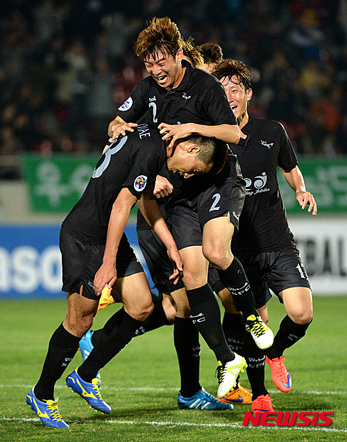 【성남=뉴시스】고범준 기자 = 22일 오후 경기도 성남시 탄천종합운동장에서 열린 2015 아시아축구연맹(AFC) 챔피언스리그 F조 조별리그 5차전 성남 FC와 부리람 유나이티드(태국)의 경기에서 성남 남준재가 전반 두번째 골을 넣고 동료들과 기뻐하고 있다. 2015.04.22.&nbsp; bjko@newsis.com