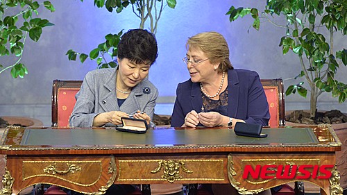 【산티아고=뉴시스】김영욱 기자 = 박근혜 대통령과 미첼 바첼레트(Michelle Bachelet) 칠레 대통령이 22일 오후(현지시각) 칠레 산티아고 대통령궁에서 한-칠레 서명식에 배석하고 있다. 2015.04.23.&nbsp; mirage@newsis.com 