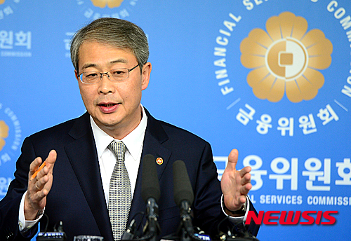【서울=뉴시스】조성봉 기자 = 임종룡 금융위원회 위원장이 23일 오후 서울 중구 금융위원회 기자실에서 자본시장 개혁방향 및 세부과제에 대해 발표하고 있다.&nbsp; 이날 금융위는 거래소 구조개혁을 통한 자본시장 활성화, 모험자본 투자 활성화, 축적된 금융자산의 효율적 운용 촉진, 자본시장 거래 효율화와 투자자신뢰보호, 금융투자업 경쟁력 강화 등 5개 중점 추진분야와 각 분야별 15개 세부과제를 확정했다. 2015.04.23. suncho21@newsis.com