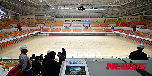 【광주=뉴시스】류형근 기자 = 2015광주하계유니버시아드대회 개막이 두달여 앞으로 다가온 23일 오전 광주 광산구 광주여자대학교에 체조 경기장으로 활용될 유니버시아드체육관이 재모습을 갖추고 대회 개막을 기다리고 있다. 2015.4.23.&nbsp; hgryu77@newsis.com