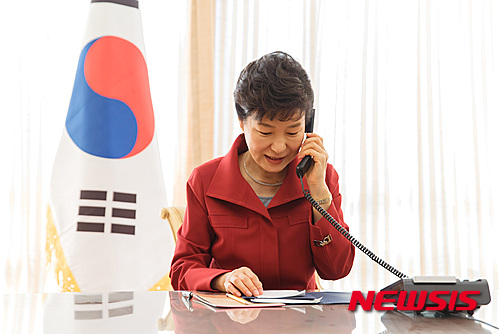 【산티아고(칠레)=뉴시스】김영욱 기자 = 박근혜 대통령이 23일 오후(현지시각) 칠레 산티아고 본대 숙소에서 남극세종과학기지 안인영 월동연구대장과 통화하며 격려하고 있다. 2015.04.23.&nbsp; photo@newsis.com 