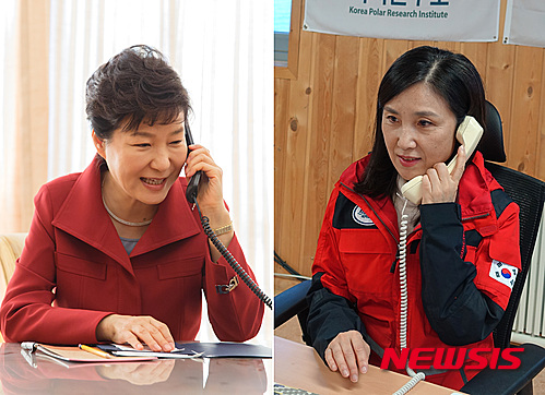 【산티아고=뉴시스】김영욱 기자 = 박근혜 대통령이 23일 오후(현지시각) 칠레 산티아고 본대 숙소에서 남극세종과학기지 안인영 월동연구대장과 통화하고 있다. 2015.04.23. (오른쪽 사진=극지연구소 제공)&nbsp;&nbsp; photo@newsis.com 