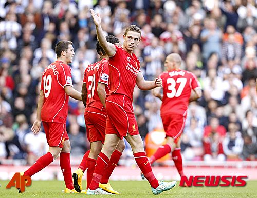 【리버풀=AP/뉴시스】잉글랜드 프로축구 프리미어리그(EPL) 리버풀의 미드필더 조던 헨더슨(25)이 팀과 5년 재계약을 맺었다. 사진은 지난해 10월4일 영국 리버풀 안필드에서 열린 리버풀과 웨스트 브롬 위치의 잉글랜드 프로축구 프리미어리그 경기에서 골 세레모니를 하는 헨더슨의 모습. 2015.04.24.