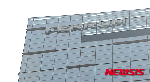 【서울=뉴시스】조수정 기자 = 동국제강이 장세주 회장의 검찰 수사 등 악재가 겹치며 서울 을지로 동국제강 본사 사옥인 페럼타워를 삼성생명에 매각하기로 했다고 밝혔다. 사진은 26일 을지로 페럼 타워의 모습. 2015.04.26. chocrystal@newsis.com