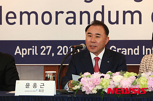 【서울=뉴시스】김민기 기자 = "미국과 중국에 1만개, 동남아에 1만개, 유럽과 남미, 중동까지 공략해 2020년 5만개 점포 개설을 이뤄낼 것이다." 윤홍근 제네시스BBQ 그룹 회장이 27일 서울 삼성동 그랜드인터콘티넨털 호텔 오키드룸에서 기자간담회를 갖고 이같이 말했다. 윤 회장은 "이미 중국에서 BBQ가 프리미엄 치킨으로 플래그십을 형성했고, 그 이외에도 익스프레스, 치킨앤피자, 치킨앤비어 형태의 소형 점포 위주로 중국 전역에 전개될 것"이라면서 "인도네시아, 말레이시아를 중심으로 동남아 지역에서도 1만개를 오픈할 계획이며, 현재까지 마스터프랜차이즈 계약이 체결된 57개국에서 1000개만 오픈해도 5만개를 오픈하는데는 차질이 없다"고 강조했다.