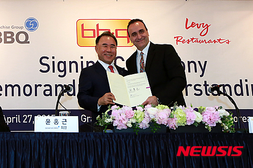 【서울=뉴시스】김민기 기자 = "미국과 중국에 1만개, 동남아에 1만개, 유럽과 남미, 중동까지 공략해 2020년 5만개 점포 개설을 이뤄낼 것이다." 윤홍근 제네시스BBQ 그룹 회장이 27일 서울 삼성동 그랜드인터콘티넨털 호텔 오키드룸에서 기자간담회를 갖고 이같이 말했다. 윤 회장은 "이미 중국에서 BBQ가 프리미엄 치킨으로 플래그십을 형성했고, 그 이외에도 익스프레스, 치킨앤피자, 치킨앤비어 형태의 소형 점포 위주로 중국 전역에 전개될 것"이라면서 "인도네시아, 말레이시아를 중심으로 동남아 지역에서도 1만개를 오픈할 계획이며, 현재까지 마스터프랜차이즈 계약이 체결된 57개국에서 1000개만 오픈해도 5만개를 오픈하는데는 차질이 없다"고 강조했다.