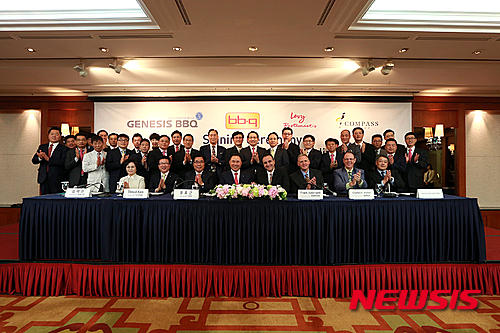 【서울=뉴시스】김민기 기자 = "미국과 중국에 1만개, 동남아에 1만개, 유럽과 남미, 중동까지 공략해 2020년 5만개 점포 개설을 이뤄낼 것이다." 윤홍근 제네시스BBQ 그룹 회장이 27일 서울 삼성동 그랜드인터콘티넨털 호텔 오키드룸에서 기자간담회를 갖고 이같이 말했다. 윤 회장은 "이미 중국에서 BBQ가 프리미엄 치킨으로 플래그십을 형성했고, 그 이외에도 익스프레스, 치킨앤피자, 치킨앤비어 형태의 소형 점포 위주로 중국 전역에 전개될 것"이라면서 "인도네시아, 말레이시아를 중심으로 동남아 지역에서도 1만개를 오픈할 계획이며, 현재까지 마스터프랜차이즈 계약이 체결된 57개국에서 1000개만 오픈해도 5만개를 오픈하는데는 차질이 없다"고 강조했다.